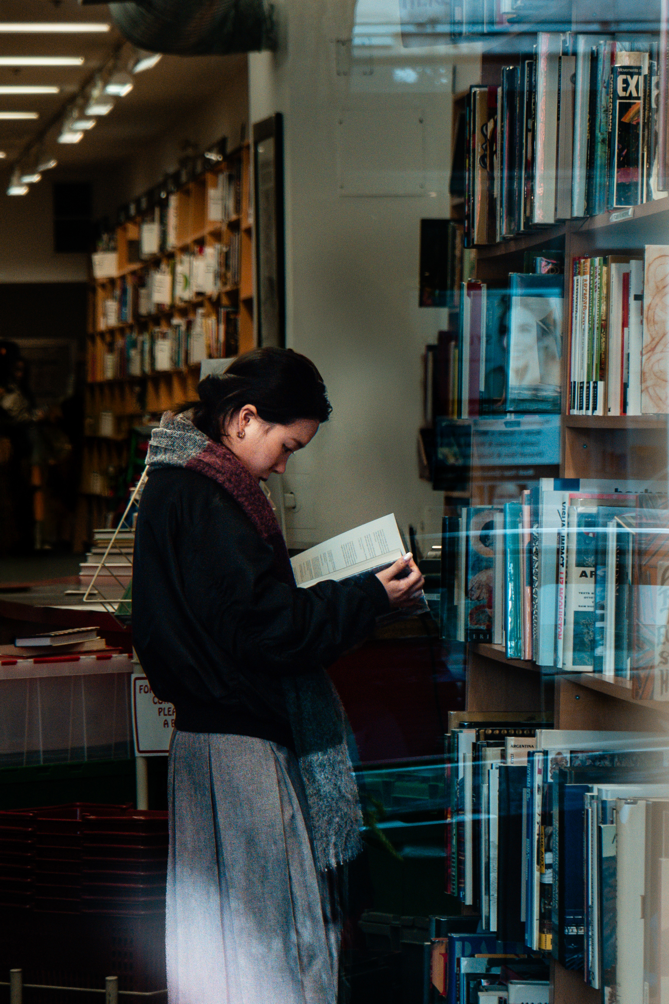 Hettie 在書店裡安靜地翻閱一本書